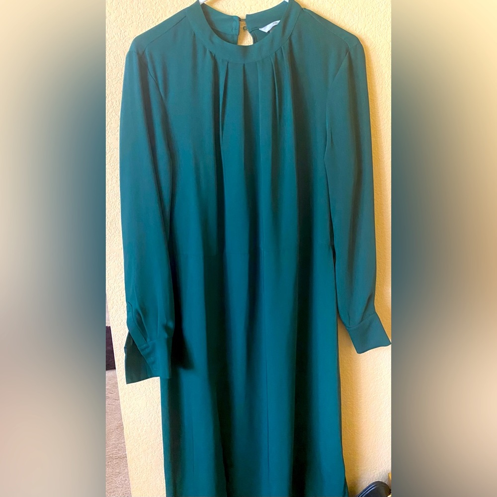 Hunter green elegant dress, long sleeve and long dress with a slit